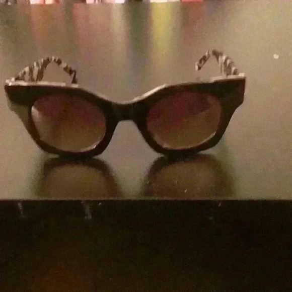 Ted Baker of London 52mm black with animal print inside. Dark lenses - Picture 3 of 4